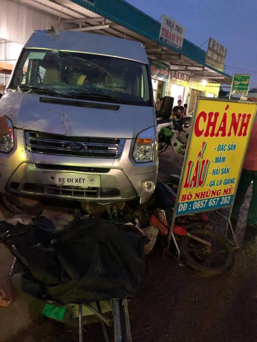 Long An: Ô tô 16 chỗ mất lái lao vào nhà dân