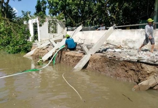 Sóc Trăng: Sạt lở cuốn phăng 20m đường ven sông