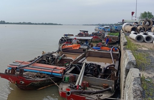 Bắt giữ 11 phương tiện khai thác cát trên sông Cổ Chiên