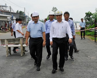 Thứ trưởng Bộ Giao thông - Vận tải Nguyễn Nhật khảo sát tình hình sạt lở tuyến QL.91