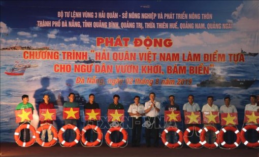 Phát động Chương trình 'Hải quân Việt Nam làm điểm tựa cho ngư dân vươn khơi bám biển'