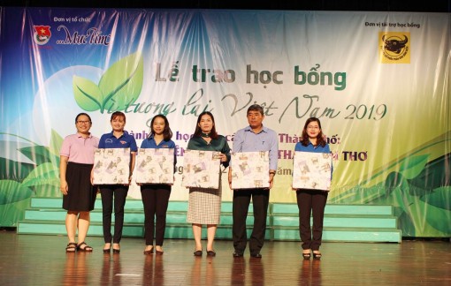 Trao 170 suất học bổng “Vì tương lai Việt Nam”