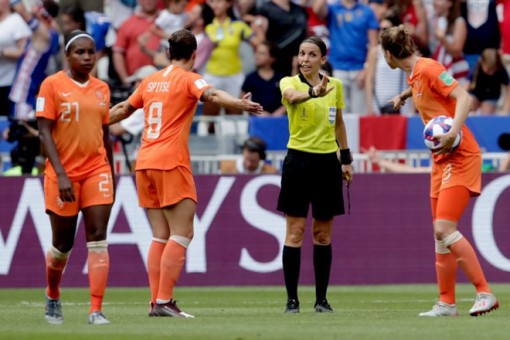 Trọng tài nữ bắt chính trận Siêu cúp châu Âu giữa Liverpool và Chelsea