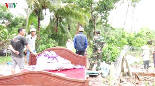 Lốc xoáy làm sập và tốc mái hơn 100 căn nhà ở Hậu Giang