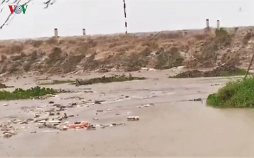 Sóng lớn kỷ lục, nguy cơ vỡ đê phòng hộ ở Cà Mau