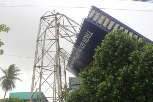 Bảng quảng cáo 'khủng' bị đổ sập do mưa lớn