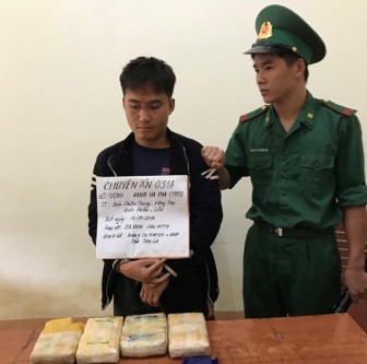 Bắt giáo viên người Lào mang theo 23.000 viên ma túy tổng hợp