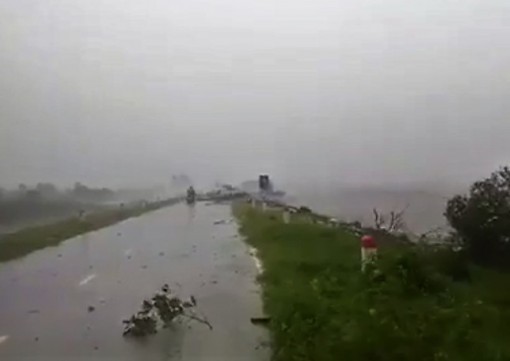 Quân đội và dân quân đang gồng mình cứu đê biển Tây bị sạt lở