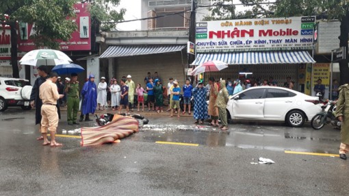 Phú Quốc: Va vào cửa ô tô đang mở, một phụ nữ bị xe tải cán chết