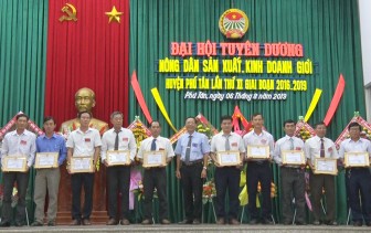 Phú Tân tuyên dương nông dân sản xuất kinh doanh giỏi lần thứ XI, giai đoạn 2016-2019