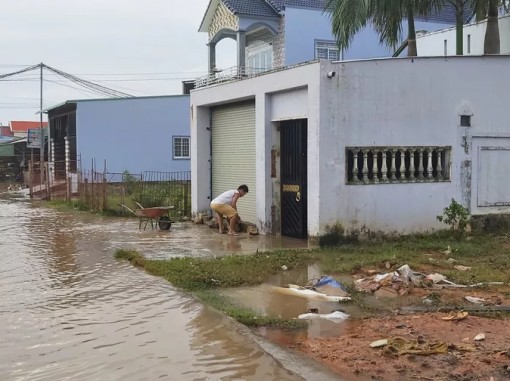 Nước “lũ” rút, nhiều nhà dân ở Phú Quốc tan hoang