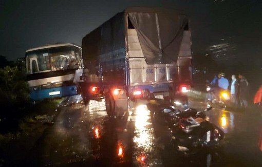 Long An: Ôtô tải đấu đầu xe chở công nhân