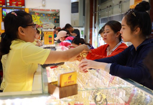 Vàng vọt lên 42,5 triệu đồng/lượng