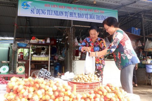 Bến Tre vận động tiểu thương sử dụng túi nilon tự hủy sinh học