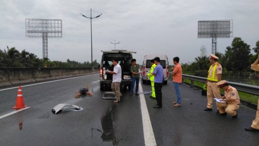 Đi bộ trên đường cao tốc TP.HCM - Trung Lương, bị xe khách tông tử vong