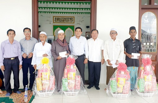 Chúc Tết Roya Haji đồng bào dân tộc thiểu số Chăm ở An Phú