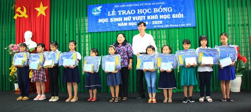 Trao học bổng, học phẩm cho học sinh nghèo