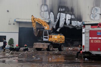 Công ty gỗ tại Bình Dương cháy dữ dội giữa mưa