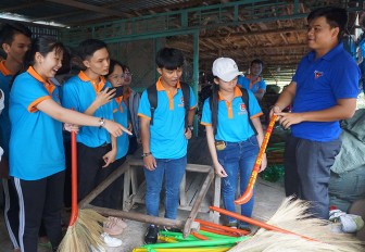 Học tập từ “Hành trình khám phá làng nghề và dã ngoại nông nghiệp”