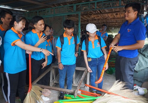 Học tập từ “Hành trình khám phá làng nghề và dã ngoại nông nghiệp”