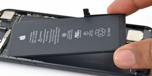 Người dùng buộc phải thay pin iPhone tại đại lý chính hãng của Apple?