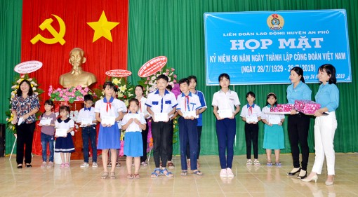 Đỡ đầu học sinh có hoàn cảnh khó khăn