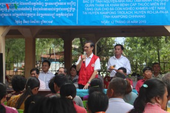 Khám bệnh miễn phí cho kiều bào và người nghèo Campuchia