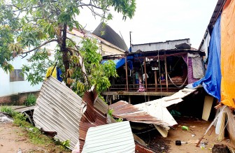 Mưa kèm theo lốc xoáy làm tan tác xóm nghèo vùng biên giới An Phú