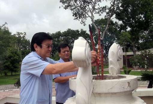 Nguyên Chủ tịch nước - Trương Tấn Sang viếng Di tích Ngã tư Đức Hòa