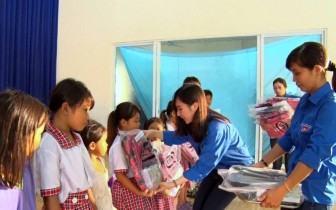 Phú Tân tổ chức Liên hoan “Thiếu nhi nghèo vượt khó” và trao quà “Tiếp sức đến trường”