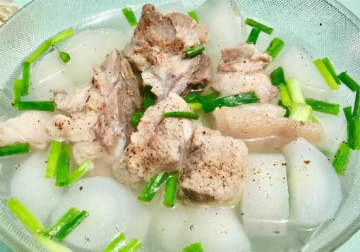 Canh củ cải trắng hầm xương