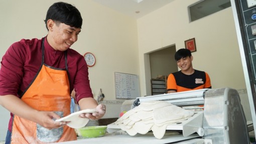Ông chủ lò bánh mì bỏ mối khắp các tỉnh miền Tây ở tuổi 24