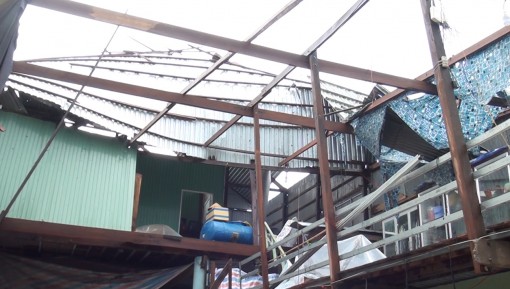 Giông lốc tiếp tục làm sập và tốc mái gần 100 căn nhà dân