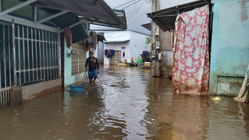 Phú Quốc sau trận ngập lịch sử: Dọn nhà trong biển nước, thấy mưa là ám ảnh