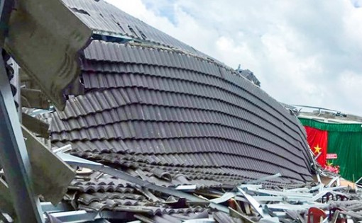 Sập mái ngói của Hội trường UBND thị trấn ở Hậu Giang