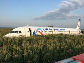Máy bay Nga hạ cánh khẩn cấp do chim bay va vào động cơ, 23 người bị thương