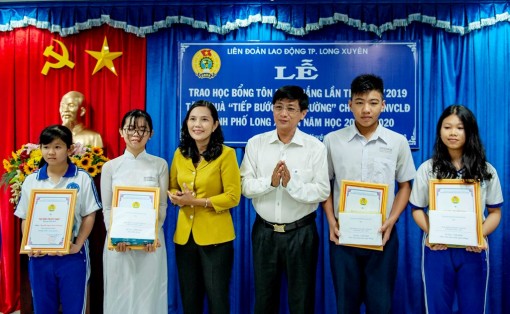 Long Xuyên: Trao học bổng Tôn Đức Thắng và quà “Tiếp bước đến trường”