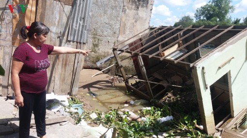 Nhiều hộ dân ở Tiền Giang lo ngại nhà tiếp tục sụp đổ xuống sông