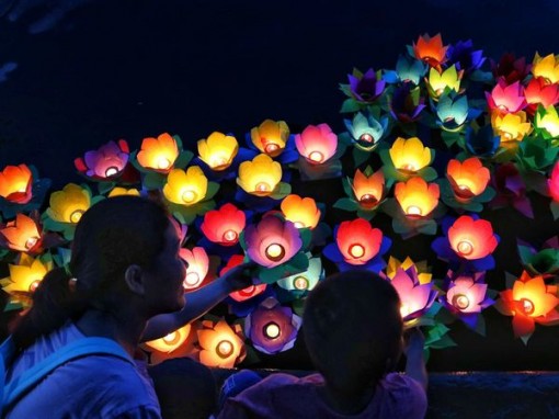 Hàng ngàn chiếc hoa đăng thắp sáng rực rỡ sông Sài Gòn đêm Vu Lan