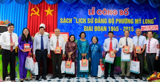 Công bố sách lịch sử 70 năm Đảng bộ phường Mỹ Long