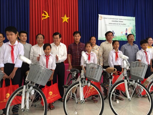 Nguyên Chủ tịch nước Trương Tấn Sang trao tặng xe đạp cho học sinh