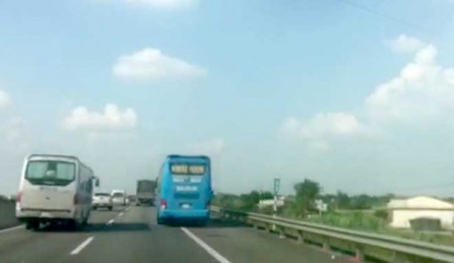 Nhiều xe khách vào làn đường dừng khẩn cấp trên cao tốc