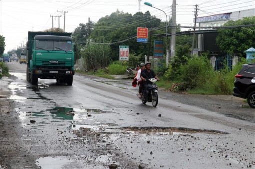 Nhiều đoạn trên Quốc lộ 80 xuống cấp, hư hỏng nặng