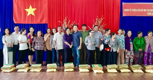 Phu nhân nguyên Chủ tịch nước Trương Tấn Sang tặng quà và trao nhà Đại đoàn kết cho dân nghèo huyện Tri Tôn và TP. Châu Đốc