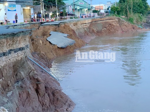 Đoạn sạt lở trên tuyến QL.91 sụp hoàn toàn xuống sông Hậu