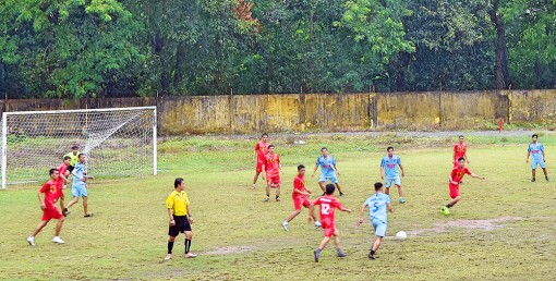 Sân chơi bóng đá cho nông dân