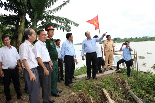 Chủ tịch UBND tỉnh Nguyễn Thanh Bình thăm, tặng quà các hộ dân khu vực sông Vàm Cái Hố bị ảnh hưởng sạt lở