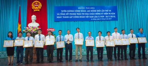 Liên đoàn Lao động tỉnh: Tuyên dương công nhân, lao động giỏi và tổng kết phong trào thi đua