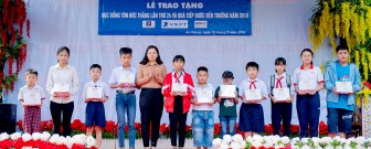 Liên đoàn Lao động tỉnh: Trao học bổng Tôn Đức Thắng, tặng quà “Tiếp bước đến trường” và du khảo về nguồn