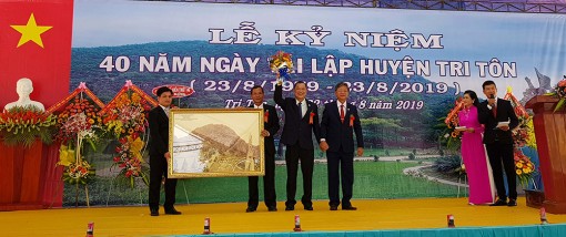 Phó Bí thư Thường trực Tỉnh ủy, Chủ tịch HĐND tỉnh Võ Anh Kiệt: Lãnh đạo tỉnh mong muốn Tri Tôn ngày càng giàu đẹp, văn minh